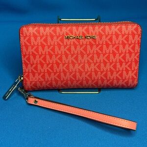 MICHAEL KORS JET SET TRAVEL MULTIFUNCTION PHONE CASE WRISTLET / SIGNATURE WALLET